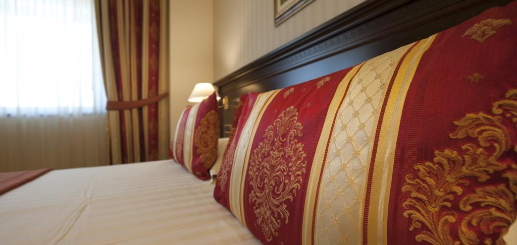 Hotel Calissano Альба Екстер'єр фото