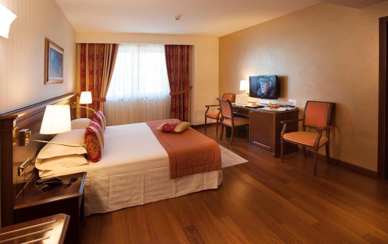 Hotel Calissano Альба Екстер'єр фото
